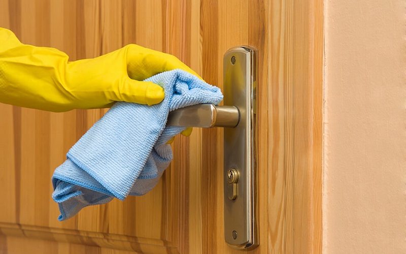 How to clean wooden doors
