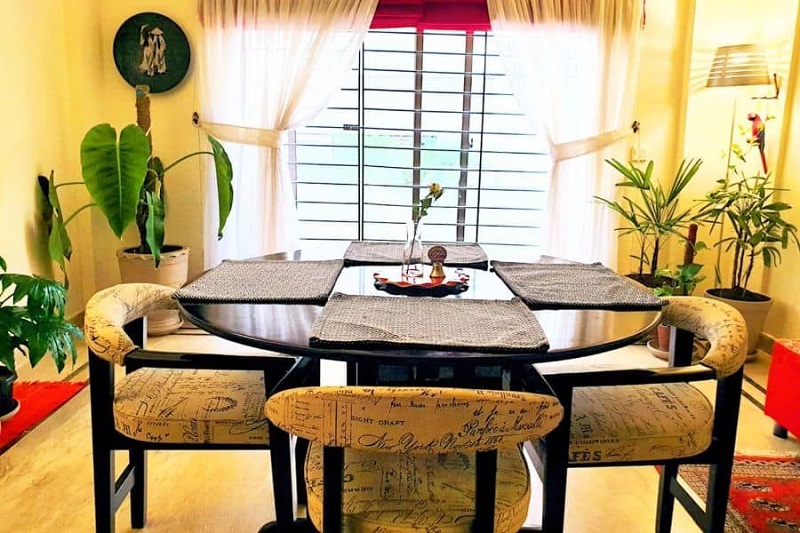 How to decorate a small dining room